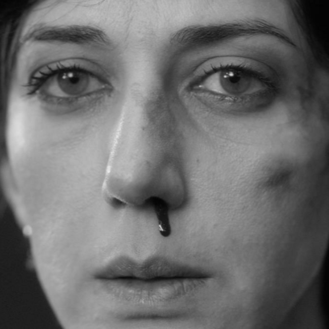 Deux personnes échangeant de la salive de Natalie Musteata et Alexandre Singh